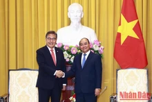 El presidente Nguyen Xuan Phuc y el canciller surcoreano, Park Jin, en la recepción.