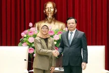 Dinh Tien Dung, secretario del Comité del Partido Comunista de Vietnam en Hanói, y la presidenta de Singapur, Halimah Yacob. (Fotografía: VNA)