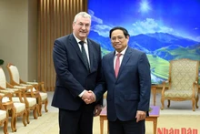 El primer ministro Pham Minh Chinh recibe al Pierre-Yves Jeholet, ministro-presidente de la Comunidad francófona de Bélgica.