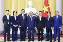 El presidente Nguyen Xuan Phuc y el ministro de Relaciones Exteriores de Corea, Park Jin, se tomaron una foto con los delegados. (Fotografía: VNA)