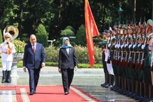 La presidenta singapurense Halimah Yacob y el jefe de Estado vietnamita, Nguyen Xuan Phuc. (Fotografía: VNA)