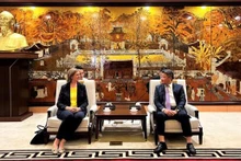 El vicepresidente del Comité Popular de Hanói Nguyen Manh Quyen recibe a la ministra para Economía, Turismo, Ciencia e Investigación del estado austriaco de Estiria, Barbara Eibinger-Miedl. (Fotografía: hanoimoi.com.vn)
