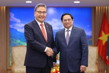 El primer ministro de Vietnam, Pham Minh Chinh, recibe al canciller surcoreano, Park Jin. (Fotografía: VGP)