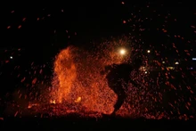 La danza del fuego de la etnia Pa Then (Foto: VNA)