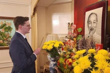 Kyril Whittaker ofrece incienso al Presidente Ho Chi Minh en la Embajada de Vietnam en el Reino Unido (Foto: VNA) 