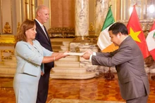 El embajador vietnamita en Brasil, concurrente en Perú, Bolivia, Guyana y Surinam, Bui Van Nghi, presenta la carta credencial al presidente de Perú, Dina Boluarte. (Foto: VNA)