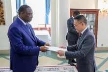 El embajador Tran Quoc Khanh presenta carta credencial al presidente de Senegal, Macky Sall. (Foto: VNA)