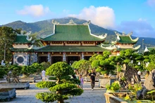 Contemplan la hermosa pagoda Linh Ung en la península de Son Tra