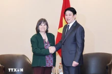 El presidente vietnamita, Luong Cuong, y la presidenta del Instituto Cultural Chile-Vietnam, Patricia Abarzua.