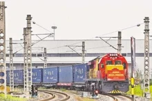 El tren de carga parte de Hanói a Chongqing el 8 de noviembre, transportando 26 TEU de mercancías por un valor de casi 90 millones de yuanes. (Foto: Diario de Chongqing)