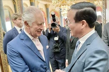 El presidente vietnamita Vo Van Thuong (derecha) y el rey Carlos III. (Fotografía: VNA)