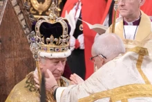 El rey Carlos III lleva la corona de San Eduardo durante la ceremonia.