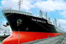 El barco Tan Binh 279 recibe 23 mil toneladas de carbón en trozo 5a1 para exportar a Sudáfrica. (Fotografía: baoquangninh.vn)