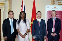 El presidente vietnamita, Vo Van Thuong, y Nigel Evans, vicepresidente de la Cámara de los Comunes y Kemi Badenoch, secretaria de Estado del Departamento de Negocios y Comercio del Reino Unido (Fotografía: VNA)