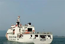 El barco KN-390 lleva a los participantes en el programa “Recorrido de jóvenes por el mar y las islas patrias” 2023 a islas de Truong Sa. (Fotografía: VNA)