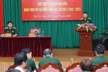 El coronel Tran Viet Nang, jefe del Comité de la Juventud Militar, habla en la cita. (Fotografía: VNA)