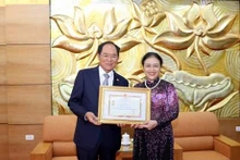 La presidenta de la Unión de Organizaciones de Amistad de Vietnam, Nguyen Phuong Nga, entrega la medalla “Por la paz y la amistad entre los pueblos” a Park Noh Wan, embajador de Corea del Sur en el país. (Fotografía: VNA)
