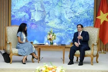 El primer ministro de Vietnam, Pham Minh Chinh, recibe a Era Dabla-Norris, jefa de la delegación supervisora del FMI sobre macroeconomía, finanzas y asuntos monetarios de países miembros.