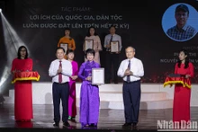 [Foto] Entregan premios de concurso de ensayos políticos sobre protección de base ideológica del PCV