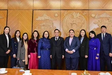 El secretario del Comité Central del Partido Comunista de Vietnam (PCV) y jefe de su Comisión de Relaciones Exteriores, Le Hoai Trung; la vicepresidenta del Partido Democrático de Mongolia, Batchimeg, y otros delegados. (Foto: VNA)