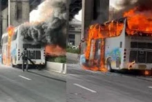 El incendio de autobús escolar en Tailandia. (Foto: thedailyguardian.com)