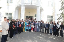El secretario general del Partido Comunista y presidente de Vietnam, To Lam, toma fotografía con la comunidad vietnamita en Mongolia. (Foto: VNA)