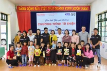 [Foto] Periódico Nhan Dan lleva amor a niños en las tierras altas afectados por tifón Yagi