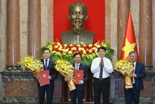 [Foto] Entregan decisión de nombramiento al nuevo subjefe de la Oficina Presidencial de Vietnam