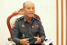 El general Sao Sokha, vicecomandante en jefe del Ejército Real de Camboya y comandante de la Gendarmería, en la entrevista. (Foto: VNA)