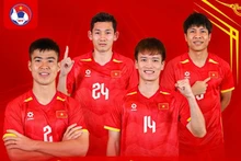 Los futbolistas vietnamitas Do Duy Manh, Nguyen Hoang Duc, Nguyen Hai Long y Nguyen Van Vi seleccionados al equipo de estrellas del Sudeste Asiático. (Foto: VFF)
