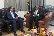 El embajador de Vietnam en Australia, concurrente en Vanuatu, Pham Hung Tam, se reúne con el primer ministro de Vanuatu, Jotham Napat. (Foto: VNA)