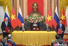 El presidente de Vietnam, To Lam, y su homólogo ruso, Vladimir Putin, presencian el intercambio de documentos firmados entre ambos países la tarde del 20 de junio de 2024. (Foto: Nhan Dan)