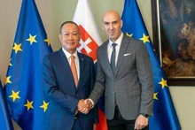 El embajador de Vietnam en Eslovaquia, Pham Truong Giang, y Ladislav Csémi, asesor del Ministro del Interior de Eslovaquia. (Foto: VNA)