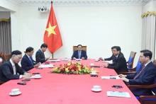 El primer ministro de Vietnam, Pham Minh Chinh, conversa por teléfono con su homólogo de Singapur, Lawrence Wong. (Foto: Nhan Dan)