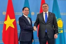 El viceprimer ministro y canciller vietnamita, Bui Thanh Son, y su homólogo kazajo, Murat Nurtleu. (Foto: VNA)