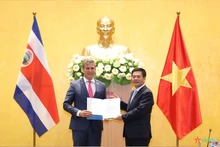 El ministro costarricense de comercio exterior, Manuel Tovar, entrega una nota en la sede del Ministerio de Industria y Comercio en Hanói sobre el reconocimiento a Vietnam como país con economía de mercado. (Foto: qdnd.vn)