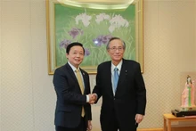 El viceprimer ministro de Vietnam Tran Hong Ha y el presidente de la Cámara de Representantes de Japón, Hiroyuki Hosoda (derecha) (Fotografía: VNA)