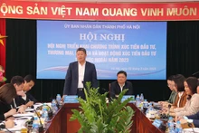 Nguyen Manh Quyen, vicepresidente del Comité Popular de Hanói habla en la conferencia. (Fotografía: baodautu.vn)