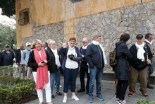 Turistas franceses visitan la Reliquia Prisión de Hoa Lo, en Hanói. (Foto: kinhtedothi.vn)