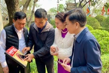 El periódico Nhan Dan instala placas con chips NFC en famosos sitios históricos, culturales y turísticos de la provincia de Ninh Binh. (Foto: Nhan Dan)