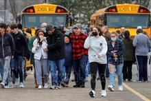 Evacúan a estudiante por un tiroteo en una escuela secundaria cerca de la ciudad Detroit del estado estadounidense de Michigan, el 30 de noviembre de 2021. (Fotografía: AP/VNA)