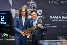 El artículo especial que se subastará es un saxofón regalado por el artista Kenny G al periodista Le Quoc Minh, presidente-editor de Nhan Dan.