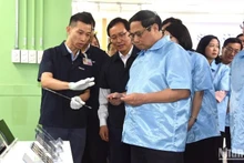 Premier vietnamita visita la fábrica de Samsung en Bac Ninh