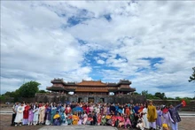 Cerca de 120 jóvenes vietnamitas residentes en 20 países del mundo participan en el campamento de verano 2023 en la antigua capital imperial de Hue. (Fotografía: VNA)