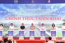El primer ministro Pham Minh Chinh asiste a la ceremonia de inauguración de varios proyectos de infraestructura de transporte en Bac Ninh.