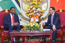 El canciller vietnamita, Bui Thanh Son, recibe al ministro de Relaciones Exteriores, Negocios Internacionales, Comercio y Energía de Dominica, Vince Henderson.