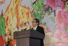 El embajador de Azerbaiyán en Hanói, Shovgi Mehdizade, habla en el acto.(Fotografía: thoidai.com.vn)