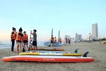 Turistas en una playa en la ciudad de Da Nang. (Fotografía: VNA)