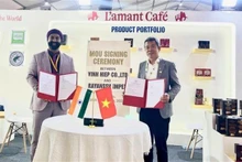 Thai Nhu Hiep, director de la empresa Vinh Hiep (en la derecha) y Shanmeet Singh Wahan, director de Rayanssh Impex, en la ceremonia de firma del memorando. (Fotografía: VNA)