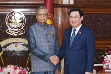 El titular de la Asamblea Nacional de Vietnam, Vuong Dinh Hue (derecha), y el presidente de Bangladés, Mohammed Shahabuddin. (Fotografía: VNA)